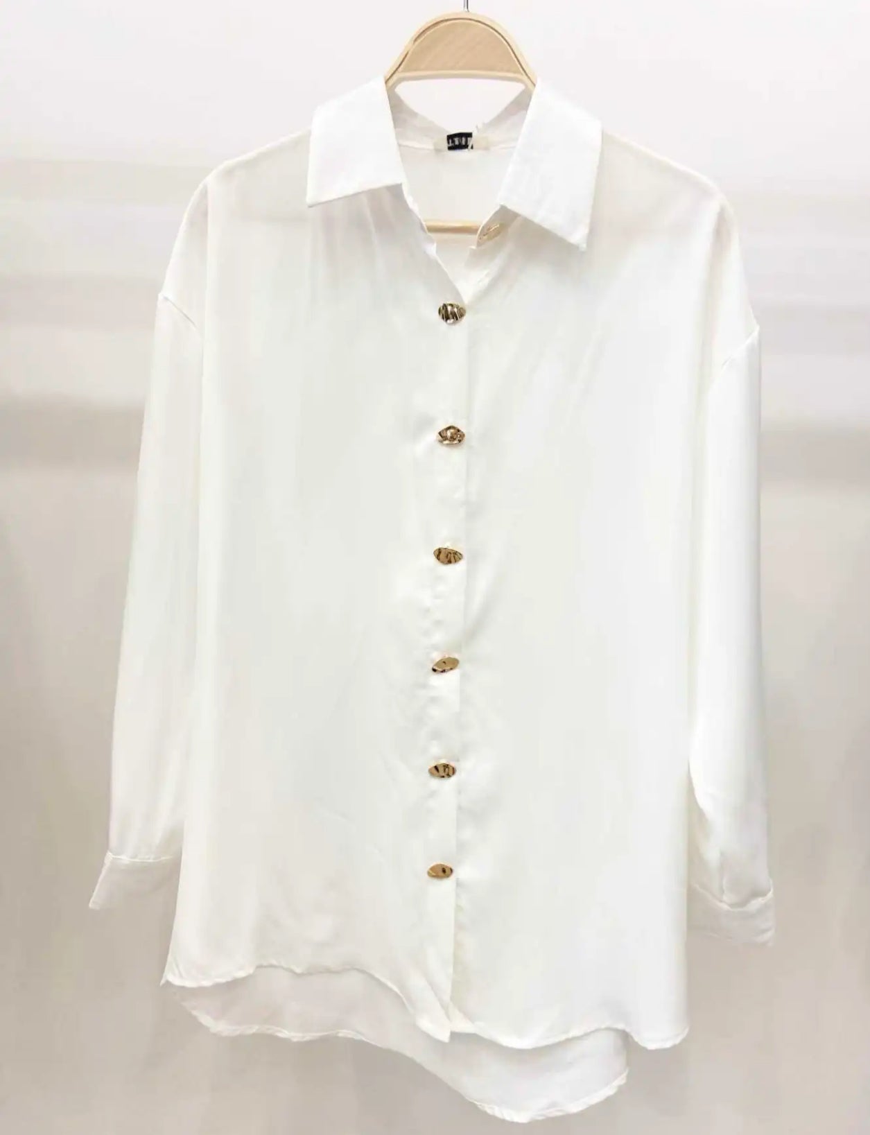 CAMISA CON BOTONES DORADOS