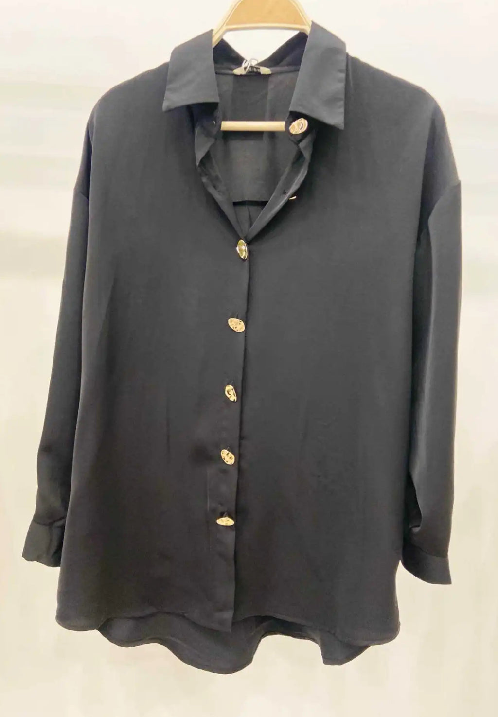 CAMISA CON BOTONES DORADOS